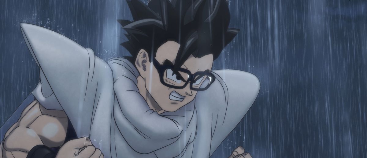 Goku, pazzo e ringhiante sotto la pioggia e con indosso occhiali grandi e spessi per qualche motivo?  in Dragon Ball Super: Super Eroe