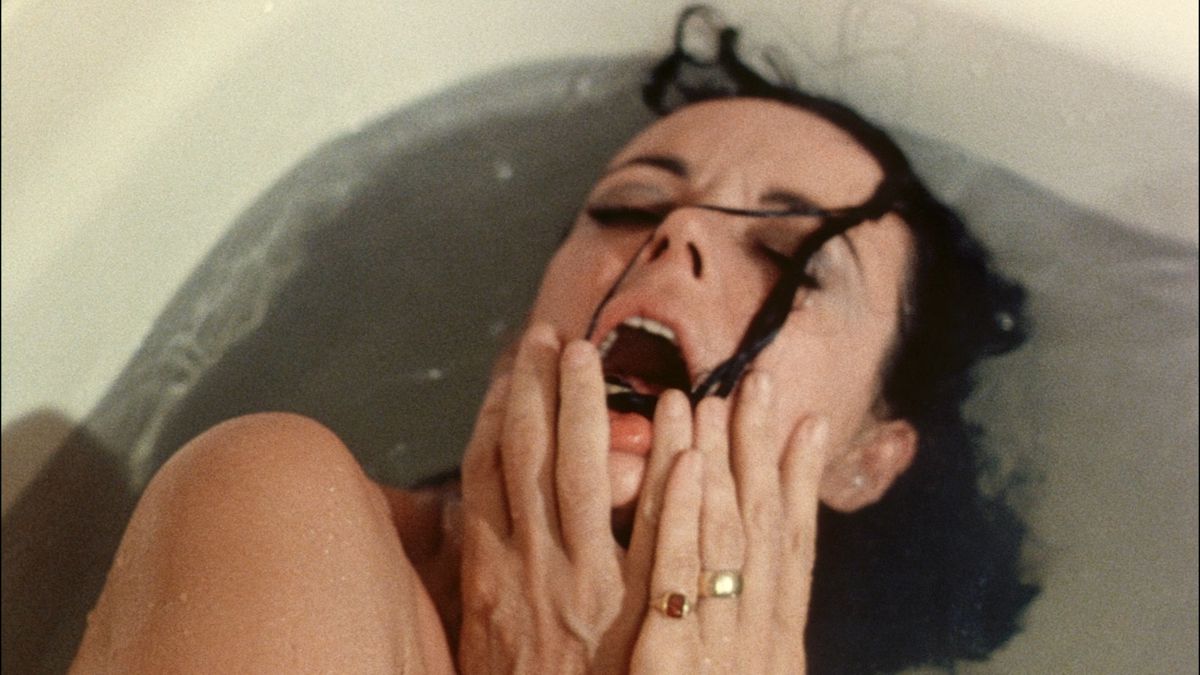Una donna urla nella vasca da bagno in Shivers