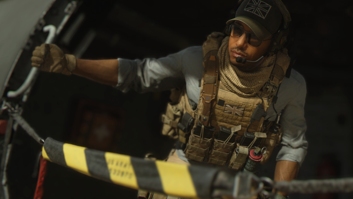 Un soldato in piedi su un elicottero in Call of Duty: Modern Warfare 2 (2022)