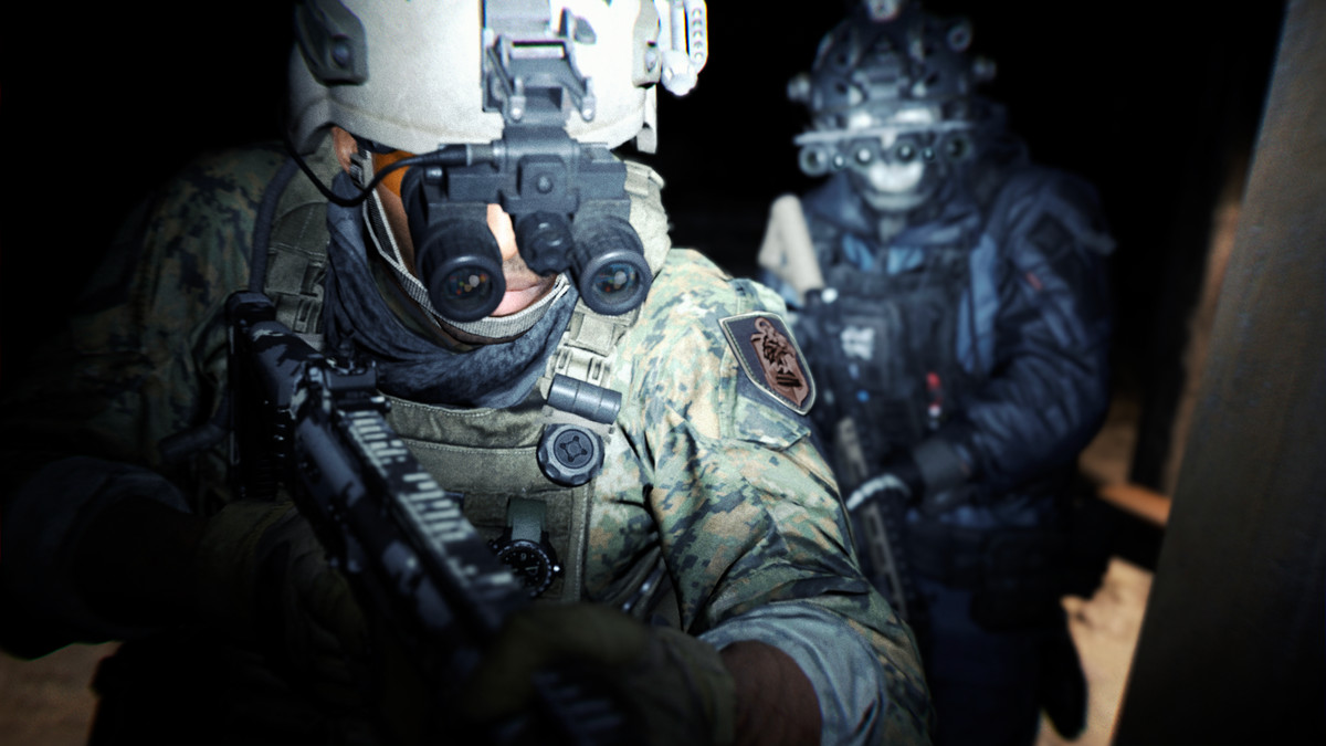Un soldato con occhiali per la visione notturna in Call of Duty: Modern Warfare 2 (2022)