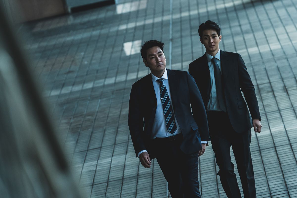 Cho Jin-woong e Choi Woo-sik in Il lignaggio del poliziotto.