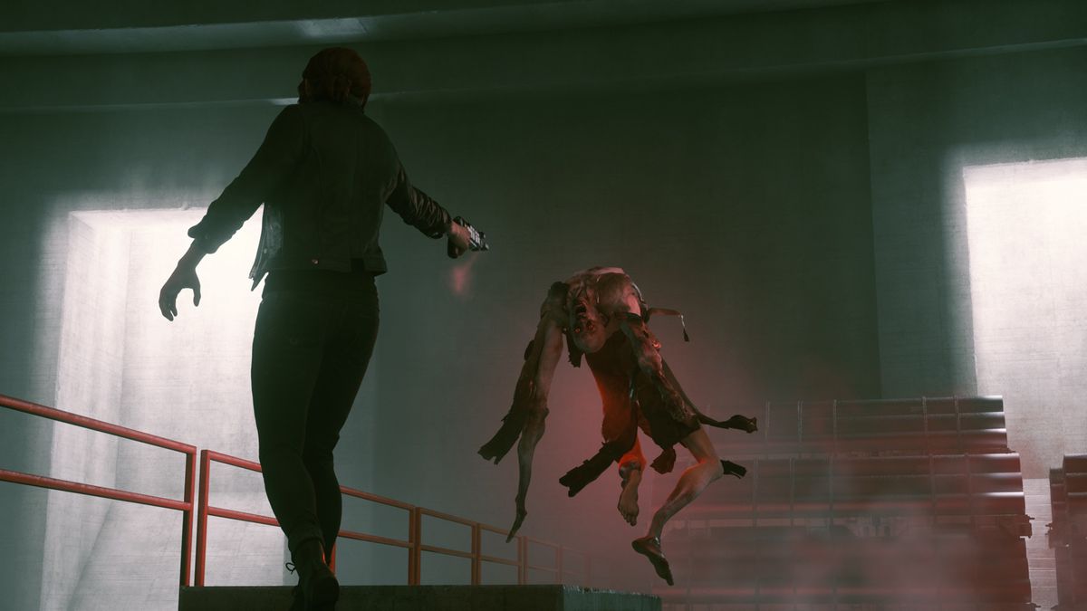 La protagonista di Control, Jesse, punta la sua pistola contro un nemico grottesco e fluttuante