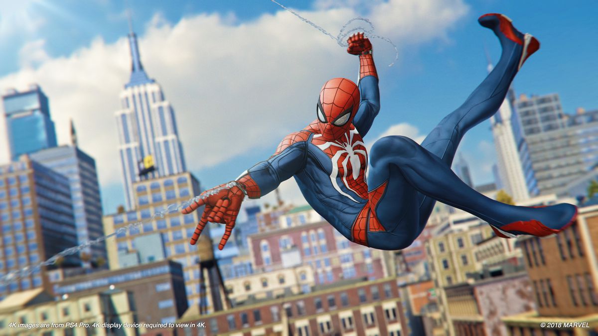 Spider-Man che oscilla per New York City con l'Empire State Building sullo sfondo in Marvel's Spider-Man