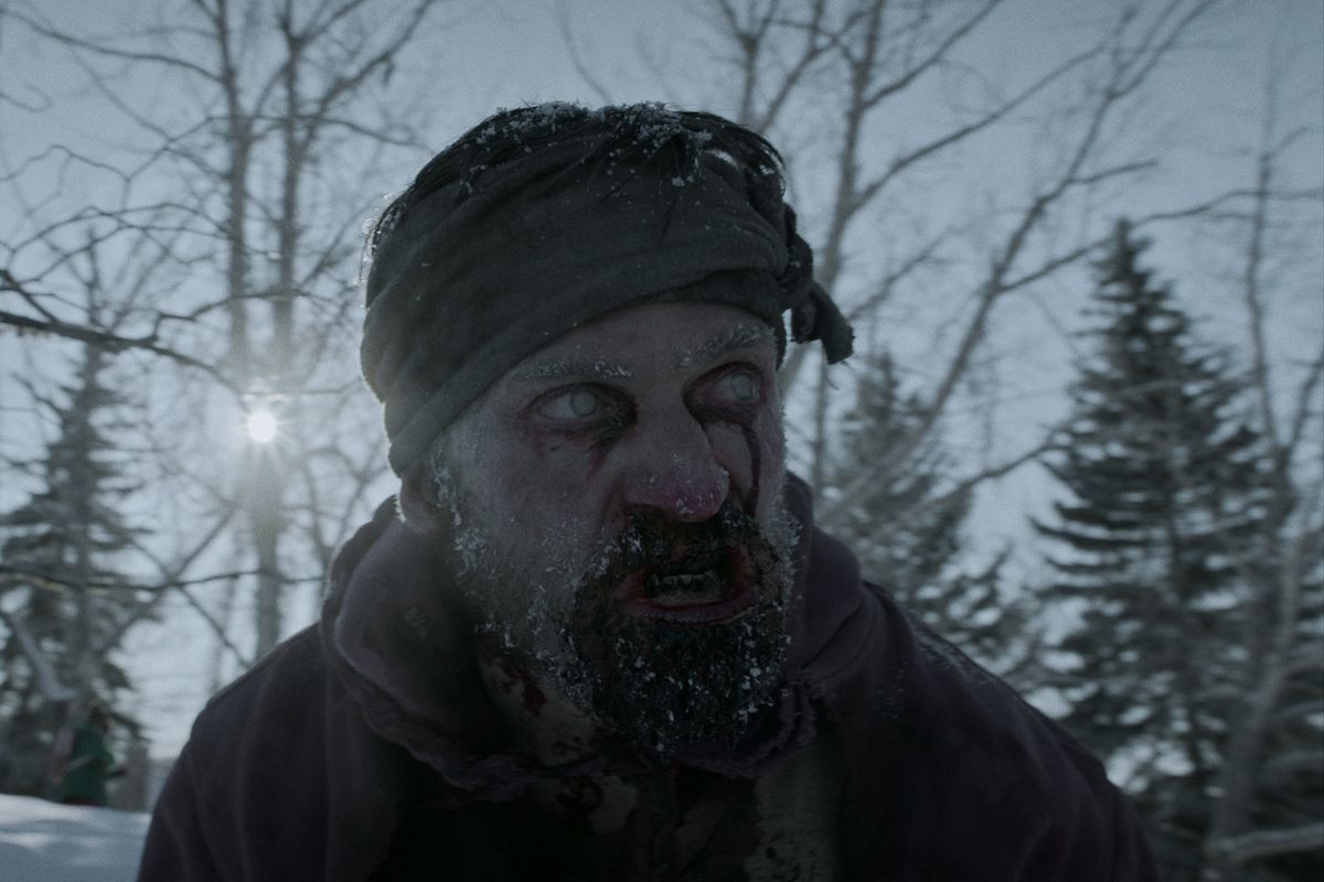 Uno zombie molto infreddolito ha del ghiaccio nella barba in Black Summer.