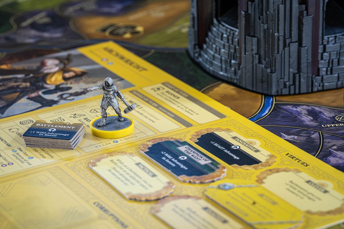 Un personaggio del giocatore in cima al suo sideboard, colorato di giallo per abbinare un anello sulle miniature.