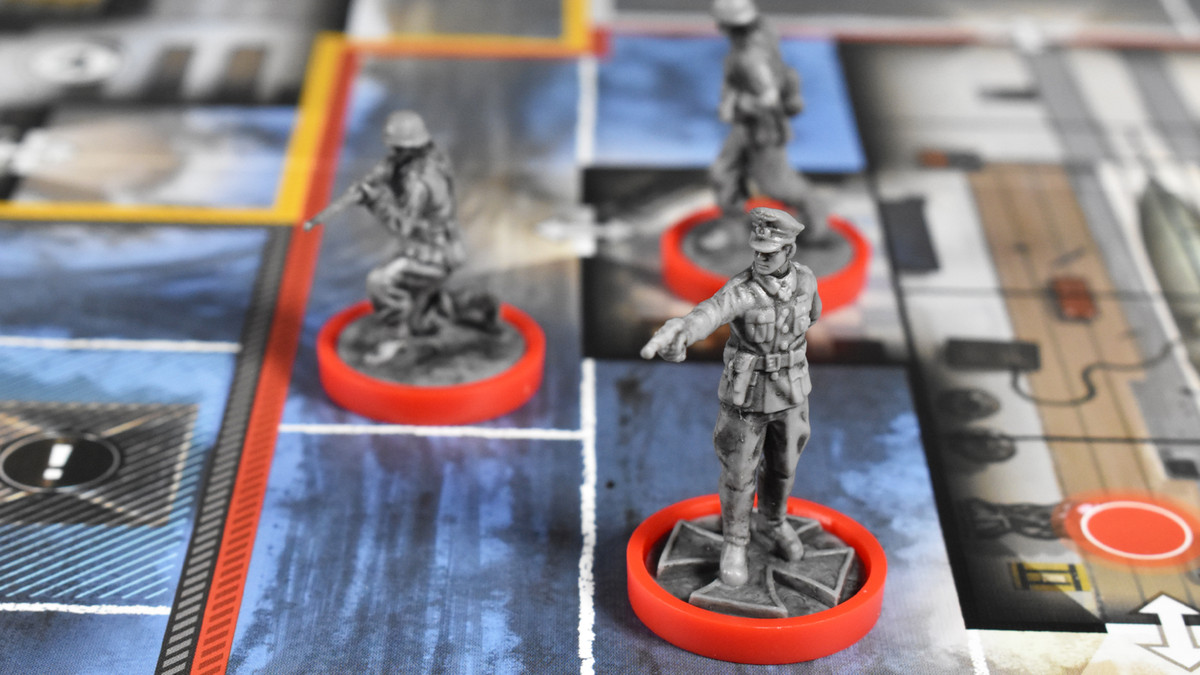 primo piano dei pezzi di gioco e del tabellone per Sniper Elite: The Board Game