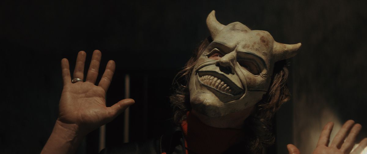 Ethan Hawke nella sua maschera da demone nei panni del serial killer di bambini The Grabber in The Black Phone