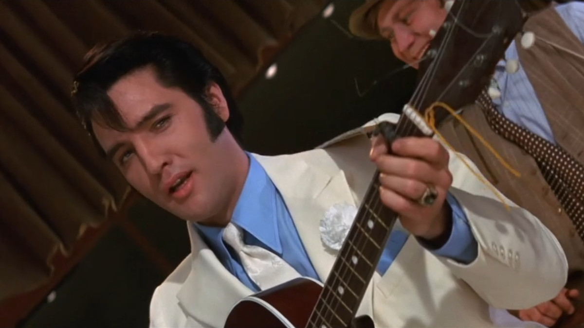 Elvis suona la chitarra in The Trouble With Girls.