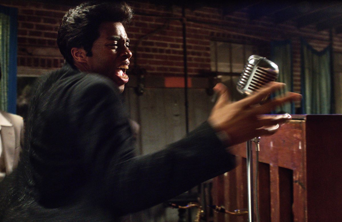 Chadwick Boseman nel ruolo di James Brown in Alzati