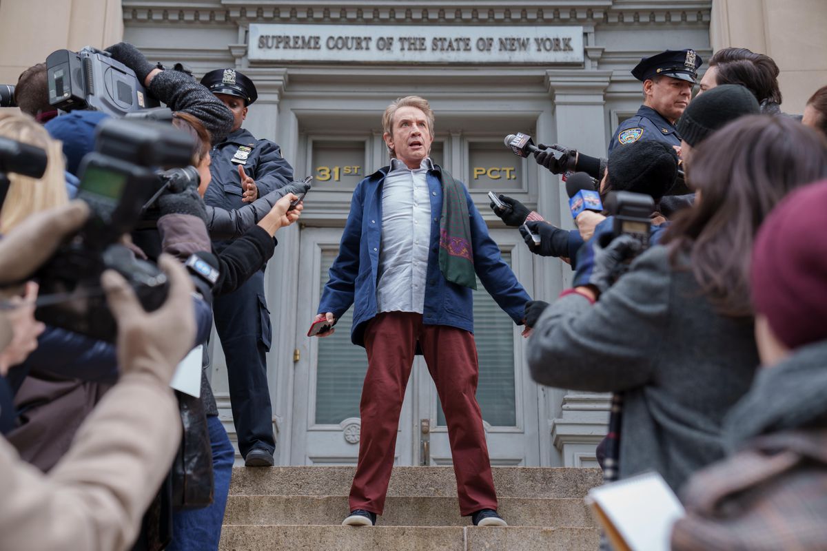 Martin Short, nei panni di Oliver, gode dell'attenzione dei giornalisti sui gradini della Corte Suprema di New York in Only Murders in the Building stagione 2