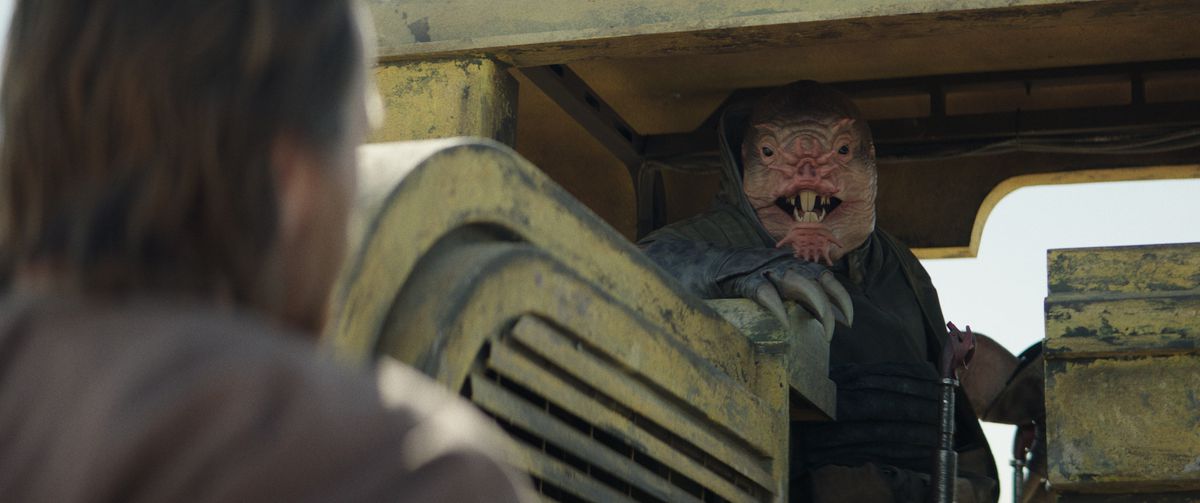 Freck, un alieno di Star Wars che assomiglia molto a una talpa dal naso stellato, al posto di guida di un camion spaziale in Obi-Wan Kenobi su Disney Plus. 
