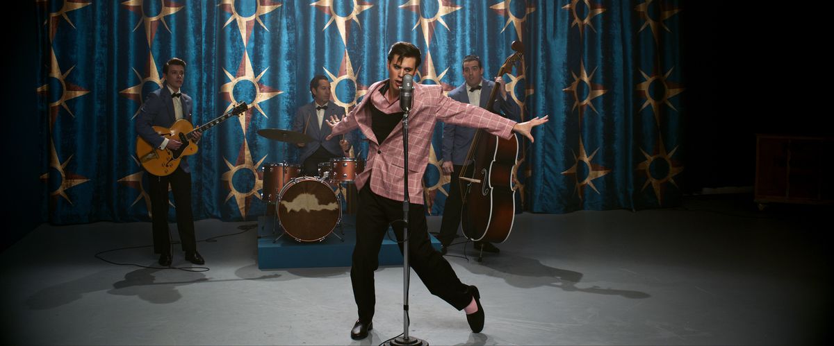 Elvis si mette in posa e canta davanti alla sua band