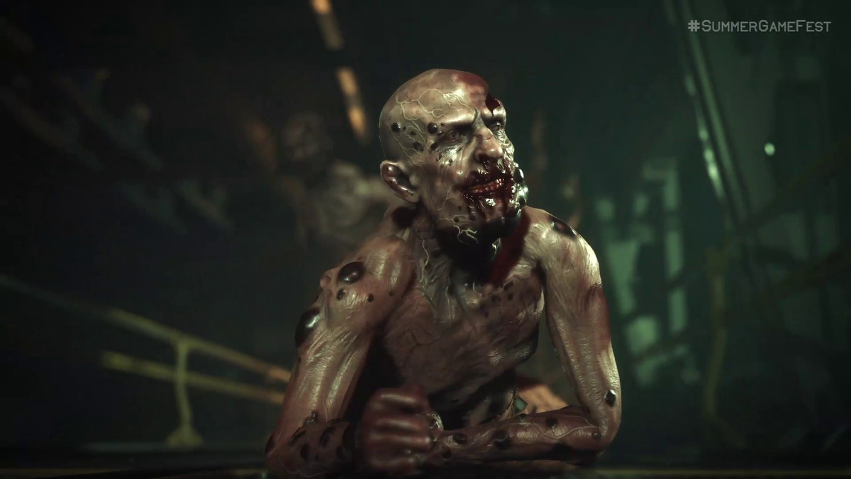 uno zombi che striscia sul pavimento in The Callisto Protocol