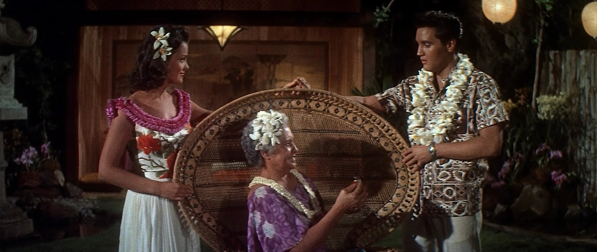 Elvis Presley e Joan Blackman in Blue Hawaii.