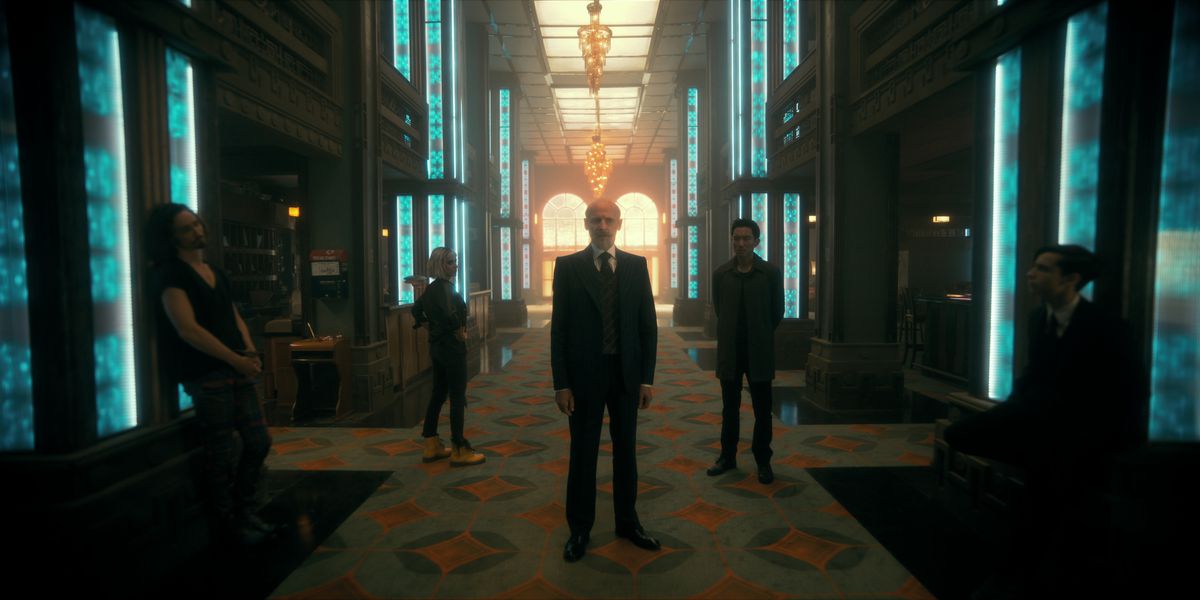 I membri della The Umbrella Academy stanno nel corridoio dell'Hotel Obsidian con Reginald Hargreeves al centro, guardando dritto verso la telecamera.