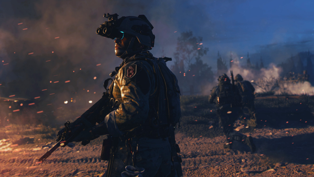 Un soldato in Call of Duty: Modern Warfare 2 (2022) in piedi davanti a un'auto in fiamme