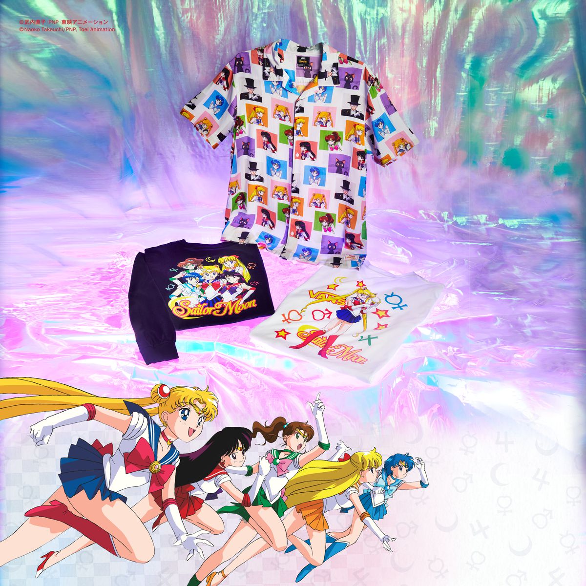 Una collezione di magliette stampate con sopra i personaggi di Sailor Moon.