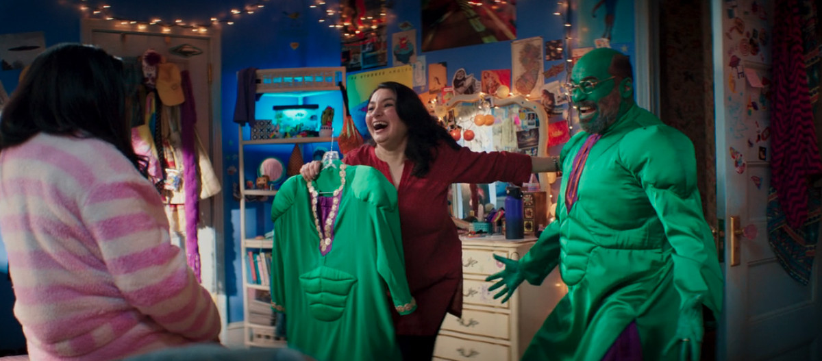 la madre di kamala khan tiene in mano un cosplay di un piccolo hulk realizzato con abiti tradizionali pakistani;  suo padre indossa un costume più grande, abbinato, completo di vernice verde per il viso