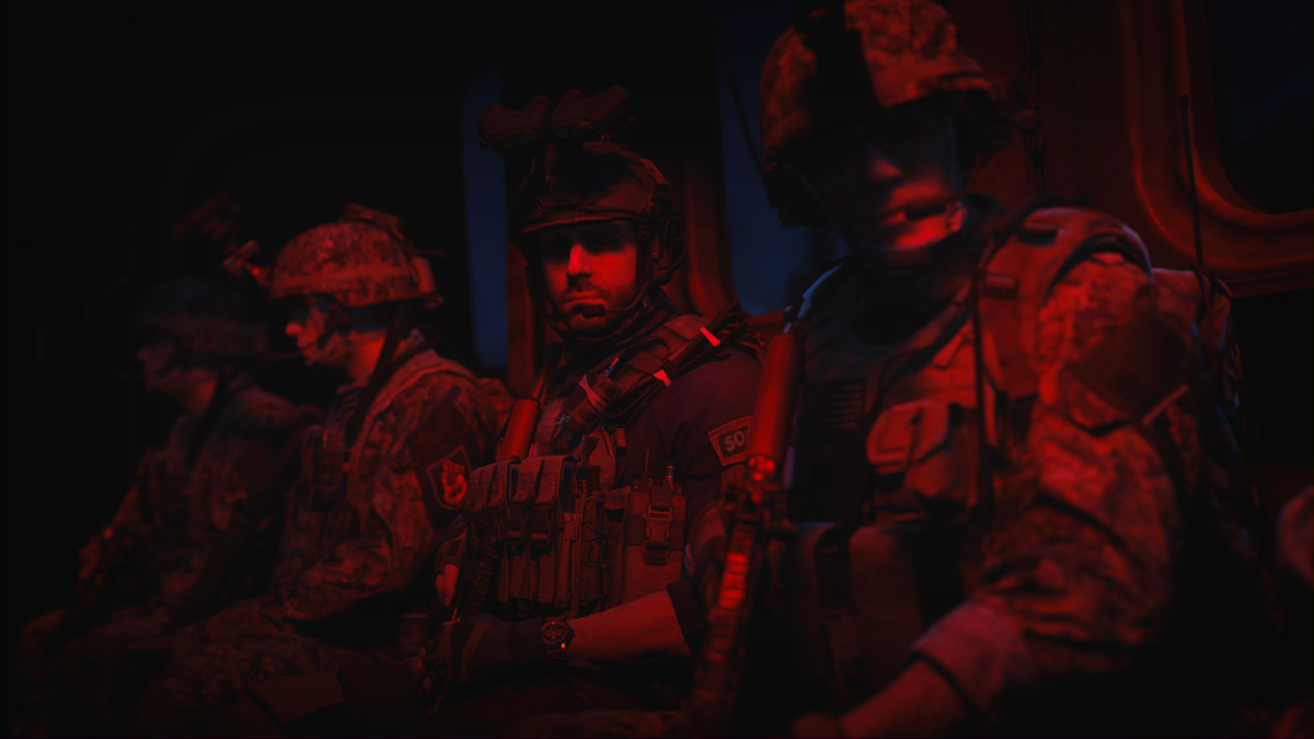 Soldati di Call of Duty: Modern Warfare 2 (2022) seduti su un elicottero