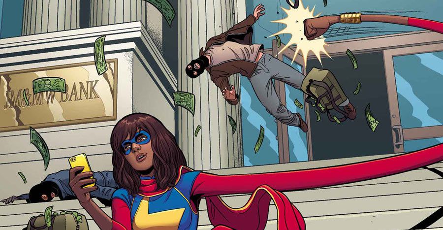 La signora Marvel allunga il braccio a lunghezze da cartone animato per prendere a pugni un rapinatore di banche mentre controlla il suo telefono.  Dalla copertina di Ms. Marvel # 6, Marvel Comics (2014).