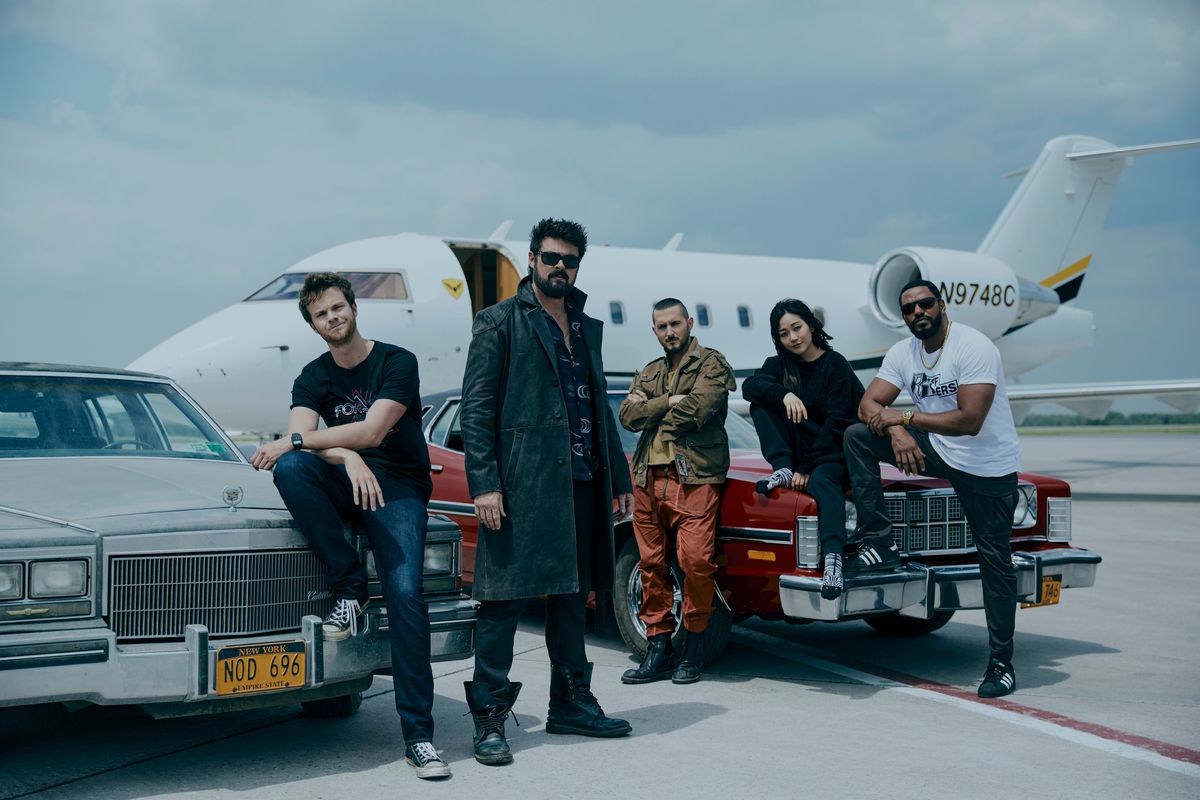 Una foto di gruppo dei Boys davanti a un jet privato nella terza stagione di The Boys