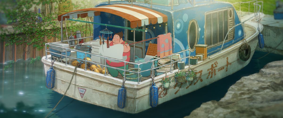 Una donna grassa in abiti luminosi fa il bucato su una minuscola casa galleggiante arrugginita e coperta di muschio in Fortune Favors Lady Nikuko