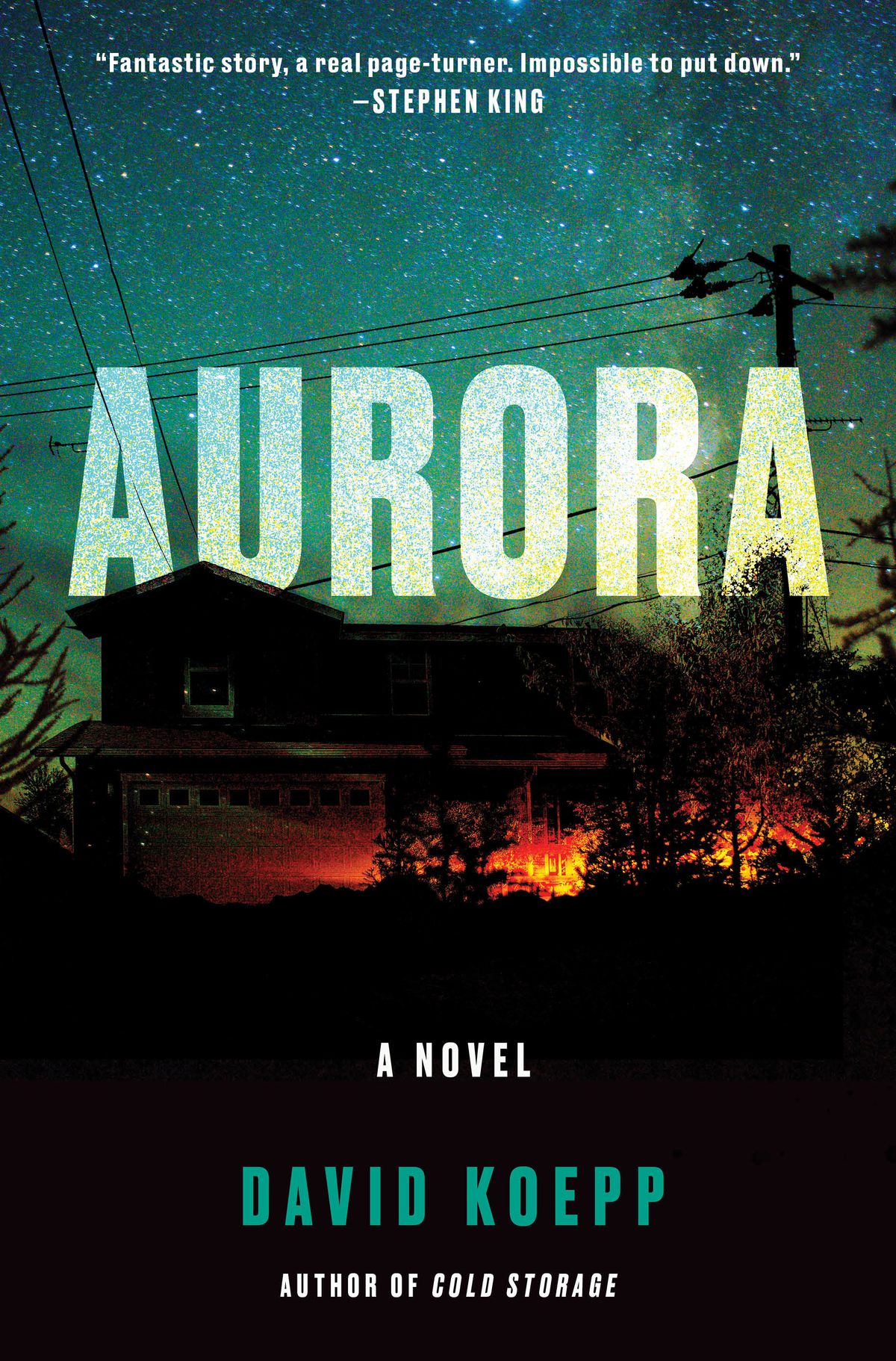 Copertina di Aurora di David Koepp, che mostra una casa nell'oscurità contro un vivido cielo stellato, con un bagliore di fuoco arancione davanti ad essa