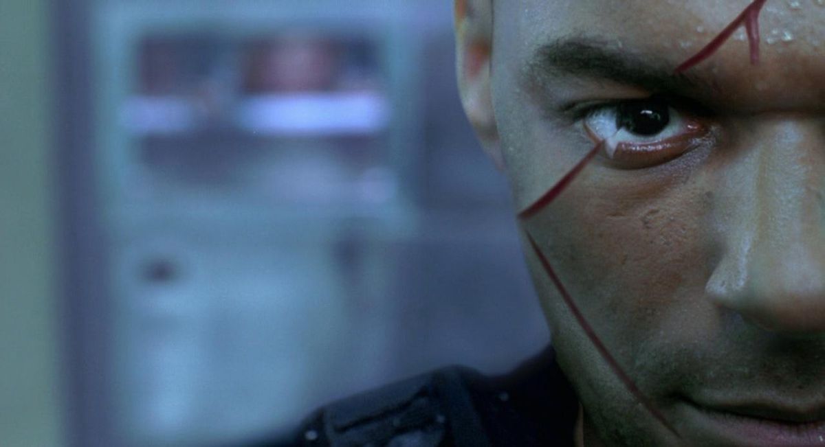 La faccia di Colin Salmon cade a pezzi in Resident Evil.