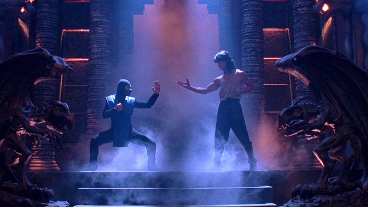Due combattenti pronti a combattere in Mortal Kombat, circondati dal fumo e da alcune statue di gargoyle.
