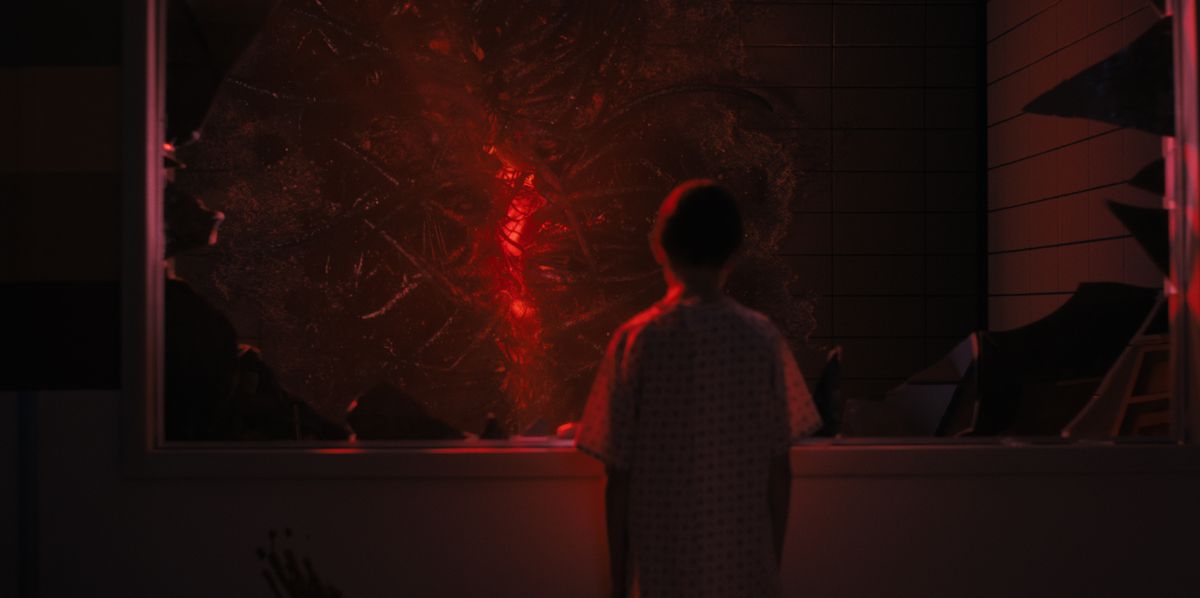 Young Eleven guarda il primo cancello del Sottosopra in Stranger Things