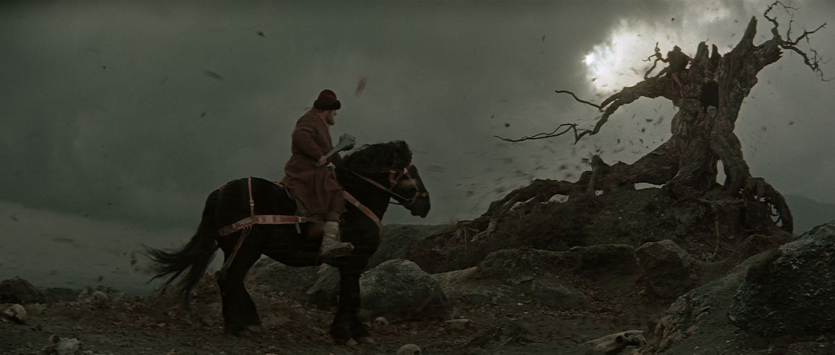Un uomo a cavallo davanti a un albero spettrale in Ilya Muromets: La spada e il drago.