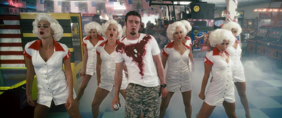 Justin Timberlake si esibisce con dei ballerini di riserva in una maledetta maglietta bianca in Southland Tales.