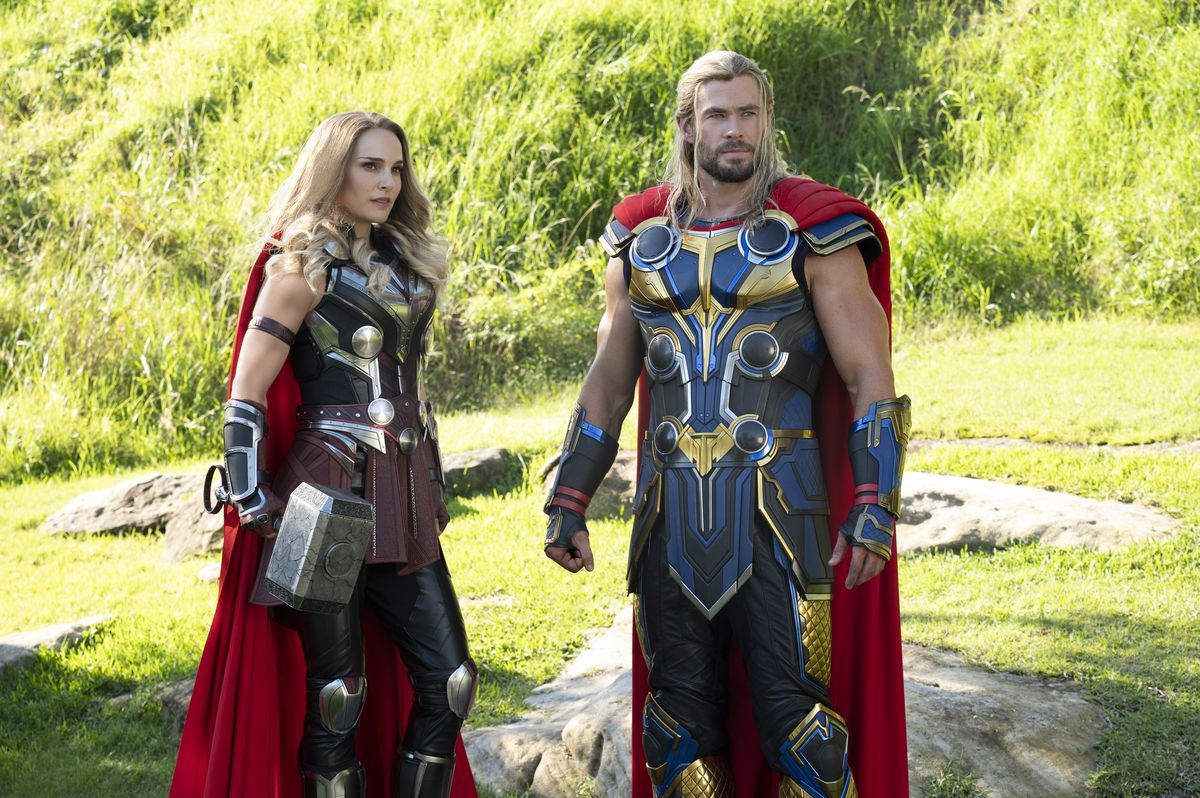 Thor e Jane Foster nei panni di The Mighty Thor stanno in un campo in Thor: Love and Thunder