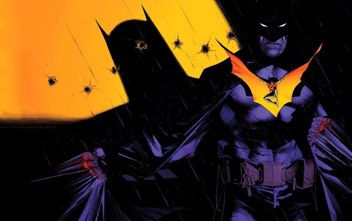Batman allarga il suo mantello sulla copertina avvolgente di Batman # 125 (2022).  Una linea frastagliata di fori di proiettile segna il muro alla sua destra.  Sul petto è sovrapposta una piccola immagine di Robin/Tim Drake che salta con il mantello spiegato.