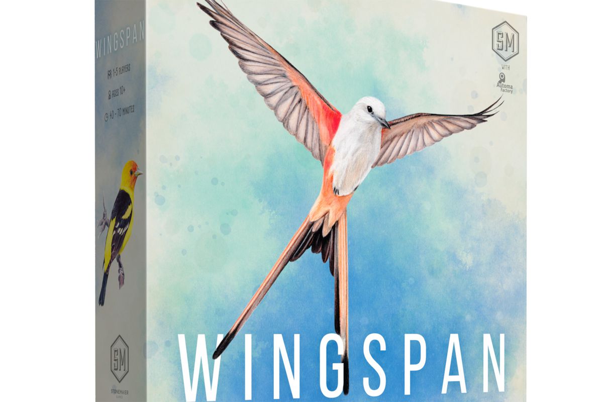 Un uccello bianco si libra su uno sfondo blu nella copertina di Wingspan.