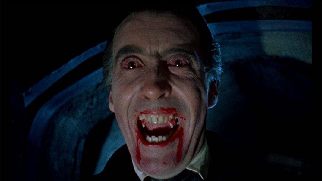 Christopher Lee con gli occhi iniettati di sangue e le zanne insanguinate in Dracula del 1958.