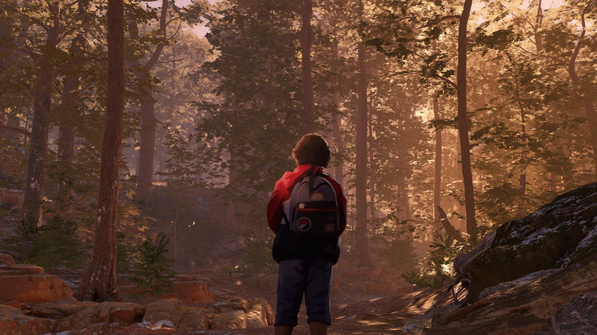 un personaggio che indossa uno zaino e una giacca rossa si trova nei boschi durante l'ora d'oro in As Dusk Falls