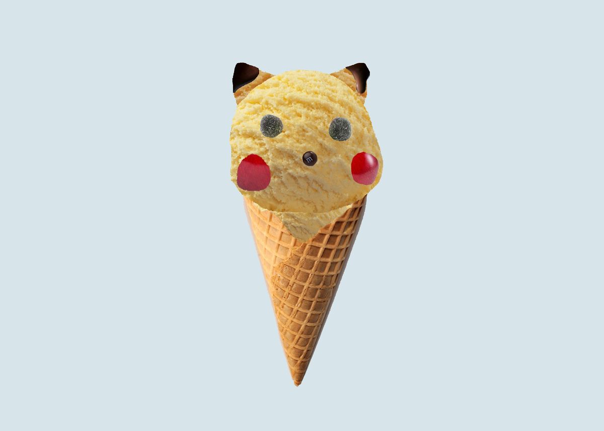 un cono gelato con gelato giallo in stile Pikachu, con orecchie a punta, guance rosse e occhi e naso neri.