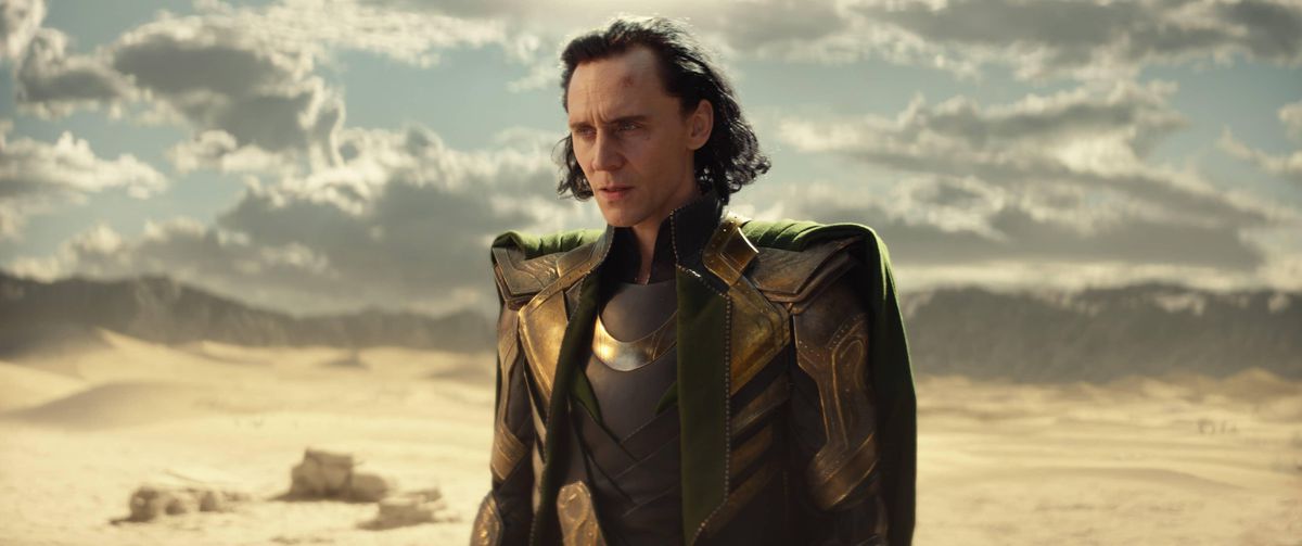 Loki (Tom Hiddleston) si trova in un deserto in una scena della prima stagione di Loki