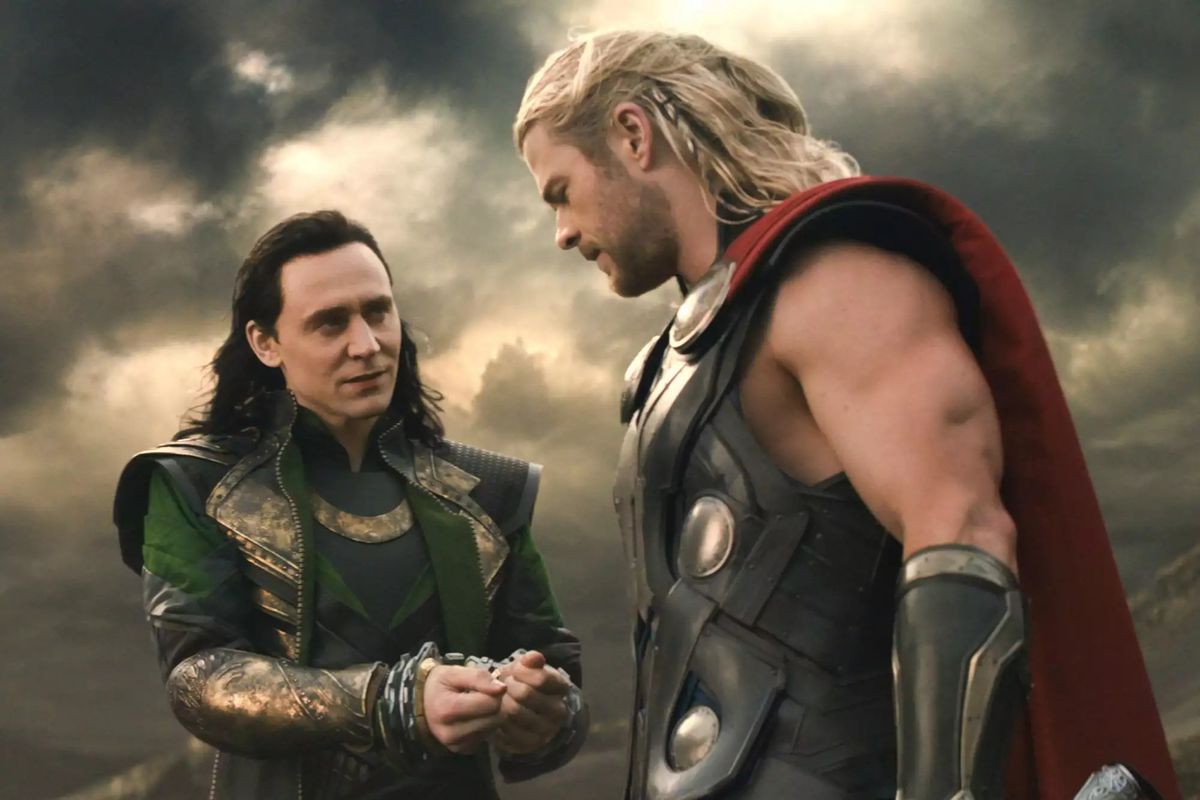 Tom Hiddleston nei panni di Loki mostra i suoi polsi legati a Chris Hemsworth nei panni di Thor in Thor: The Dark World