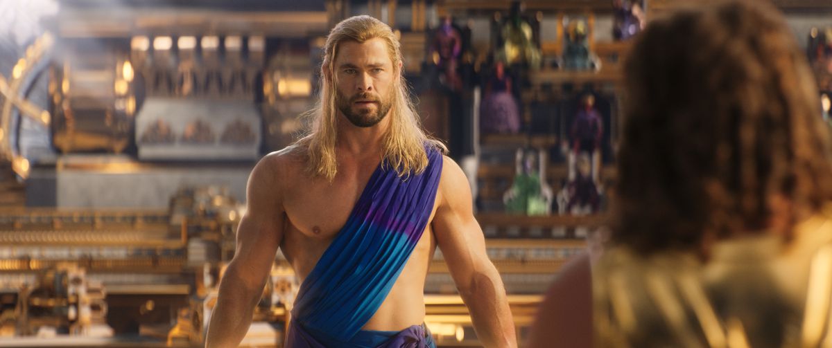 Chris Hemsworth nei panni di un Thor leggermente confuso in toga in Thor: Love and Thunder
