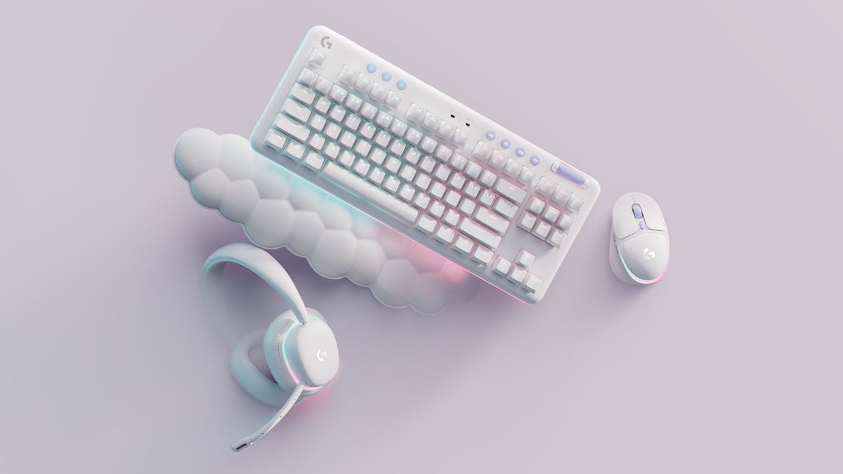Una foto del prodotto della linea Aurora di Logitech, che include tastiera, mouse, cuffie e poggiapolsi nuvoloso