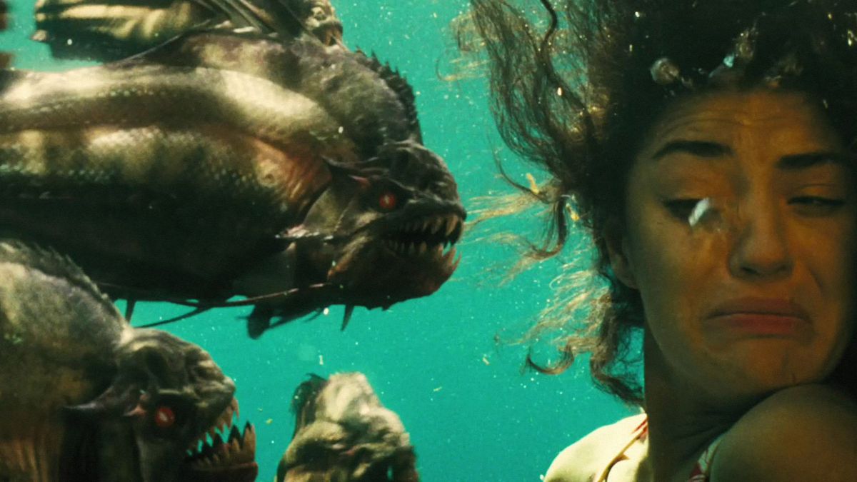 Kelly (Jessica Szohr) si allontana da uno sciame di piranha in Piranha 3D.