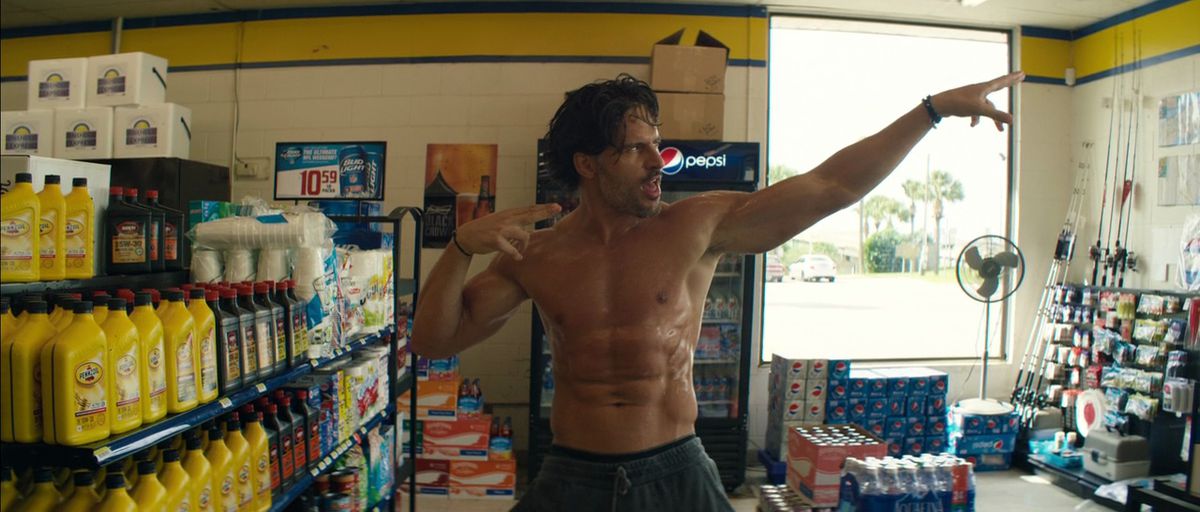 Joe Manganiello, a torso nudo, balla I Want It That Way in un supermercato.