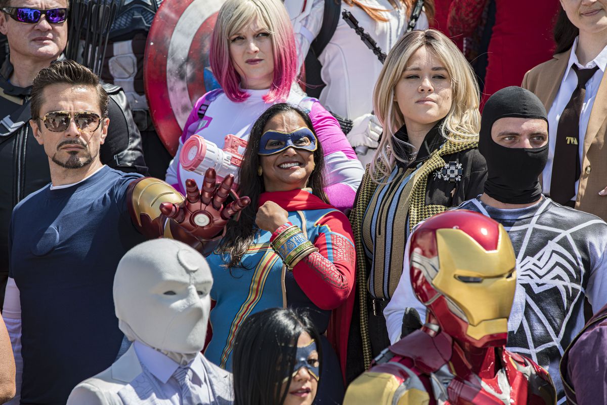Un gruppo di cosplayer Marvel posa per le foto al Comic-Con International Day 2022 al San Diego Convention Center il 22 luglio 2022 a San Diego, California