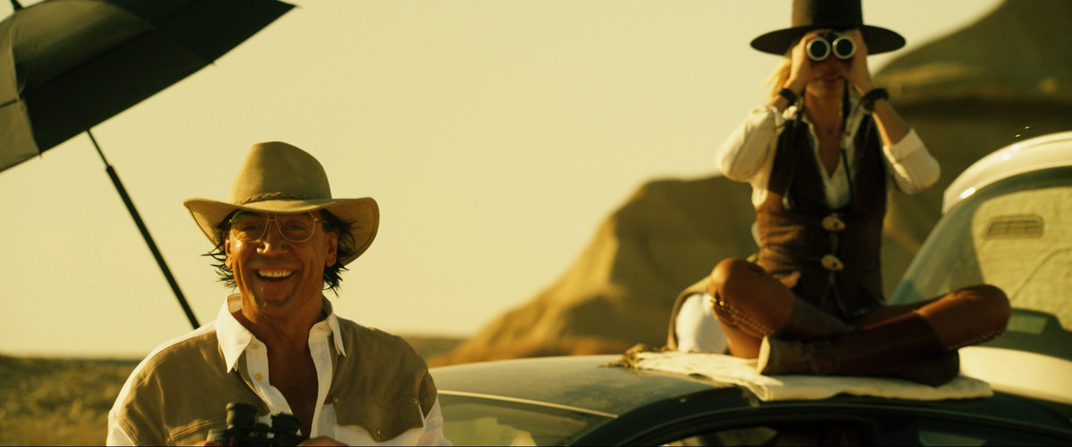 Javier Bardem sorride mentre Cameron Diaz guarda attraverso il binocolo in The Counselor.