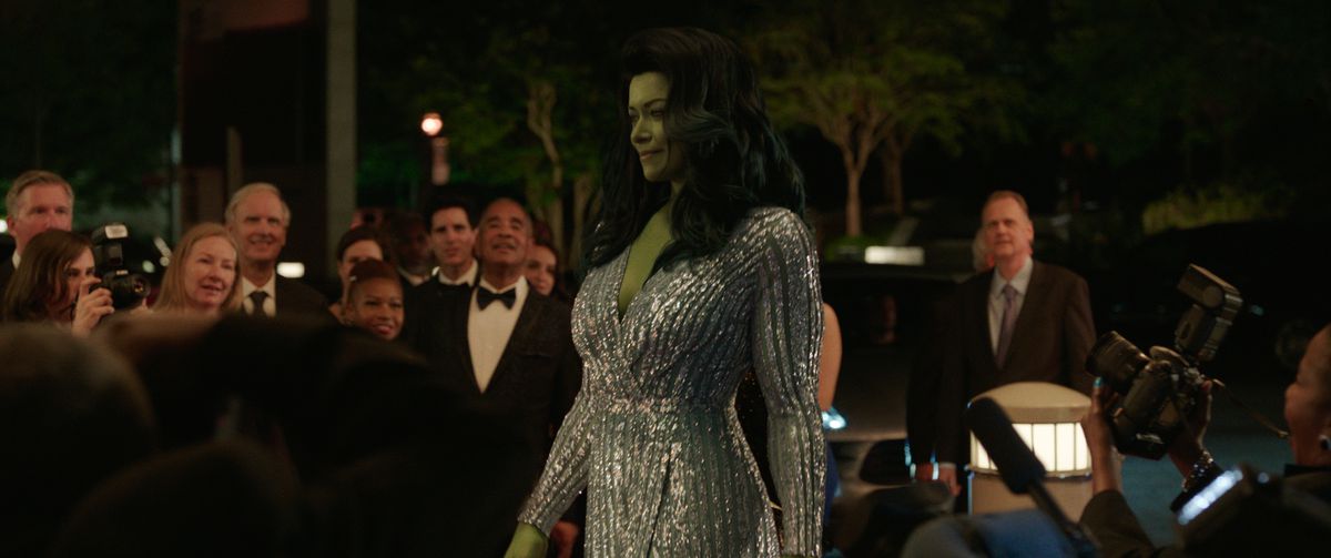lei-hulk cammina verso una folla di fan, indossando un vestito scintillante