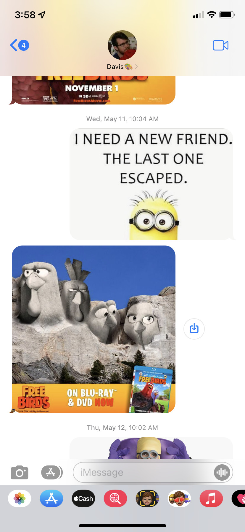 una conversazione di testo con un meme dei minion e un'immagine promozionale da Free Uccelli