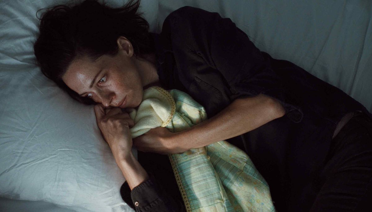 Rebecca Hall stringe una coperta mentre è rannicchiata nel letto in Resurrection
