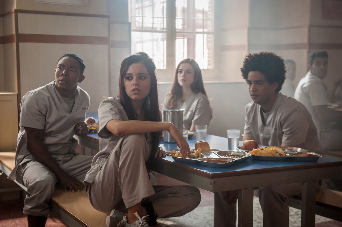 JP ei suoi amici si siedono a pranzo nel centro di detenzione di American Carnage